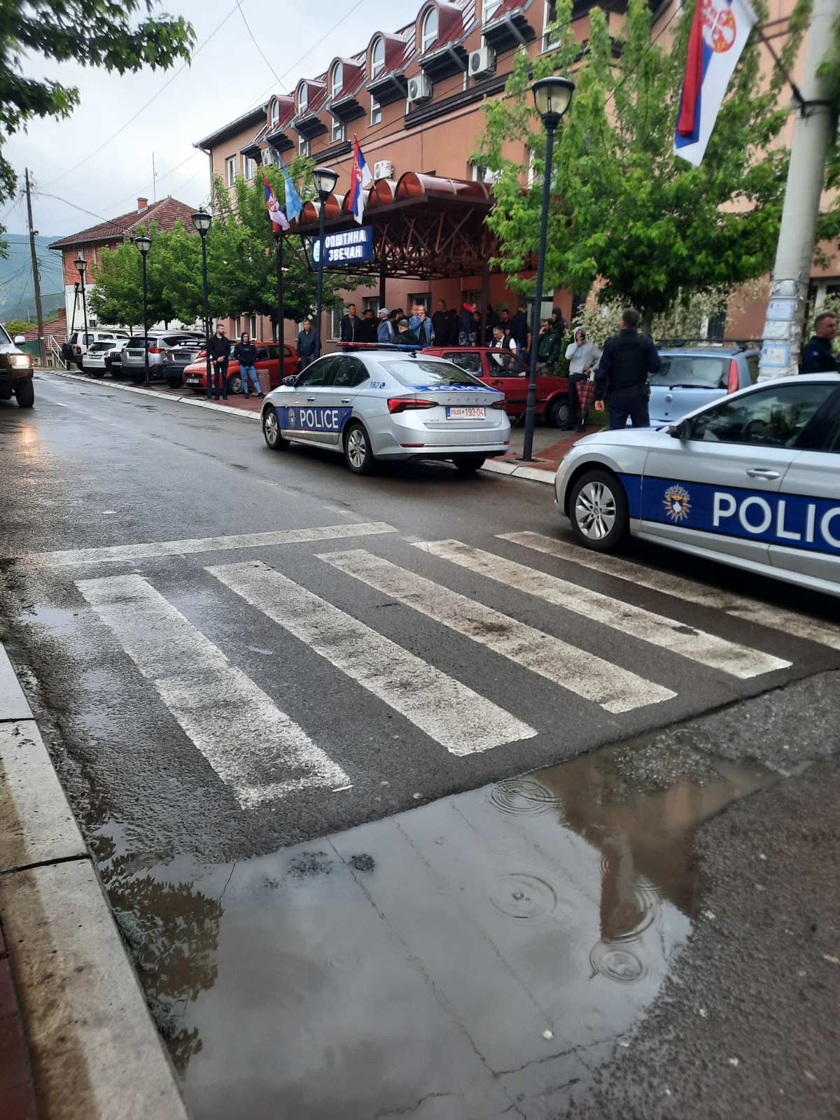 Kosovo Police enters Zvecan municipality building; uses tear gas and ...