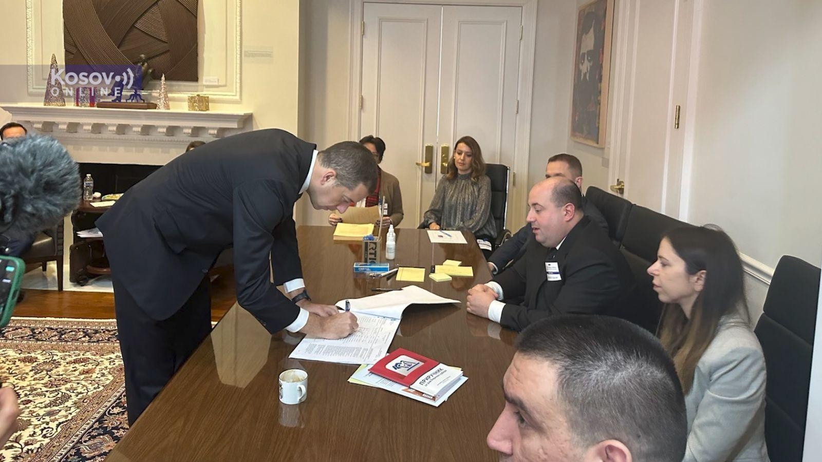 Ambasador Srbije u SAD Marko Đurić glasao na parlamentarnim izborima ...