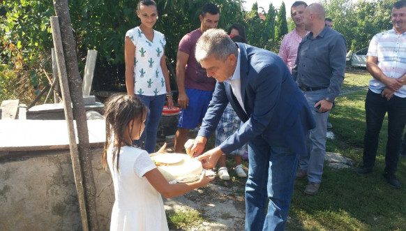 Ljubinko Karadžić, pogača i so Ljubinko Karadžić, pogača i so