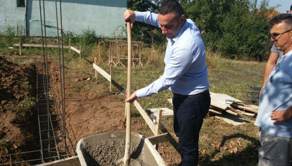 Popović polaže kamen temeljac kod Milana Simića u Gračanici Popović polaže kamen temeljac kod Milana Simića u Gračanici