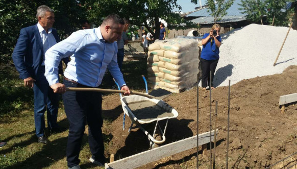 Srđan Popović polaže kamen temeljac kod porodice Stanojević u LS Srđan Popović polaže kamen temeljac kod porodice Stanojević u LS
