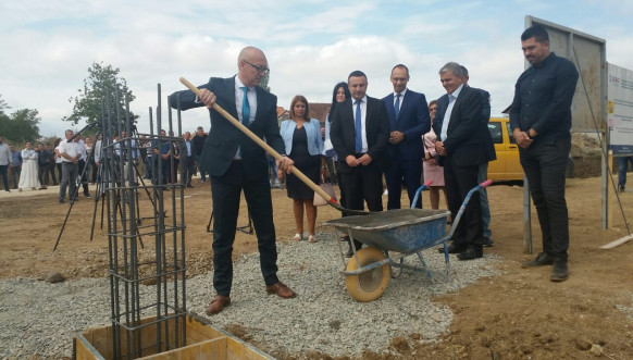 Predsednik Srpske liste Goran Rakić polaže kamen temeljac za novu zgradu Predsednik Srpske liste Goran Rakić polaže kamen temeljac za novu zgradu