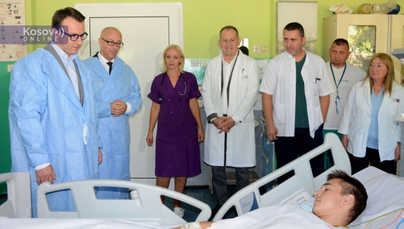 Petar Petković u poseti povređenom mladiću