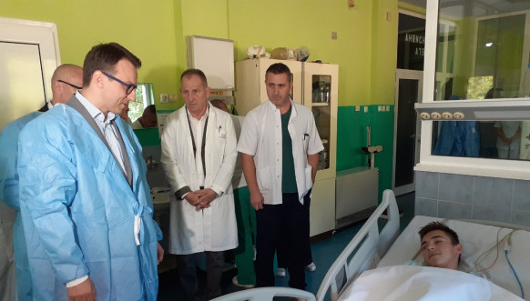 Petar Petković u poseti povređenom srpskom mladiću