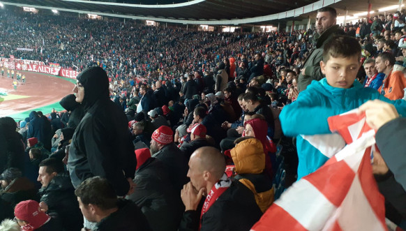 Deca iz Leposavića u Beogradu bodre Crvenu zvezdu Deca iz Leposavića u Beogradu bodre Crvenu zvezdu