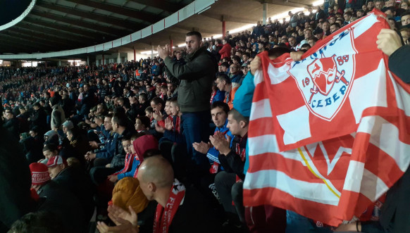 Deca iz Leposavića u Beogradu bodre Crvenu zvezdu Deca iz Leposavića u Beogradu bodre Crvenu zvezdu