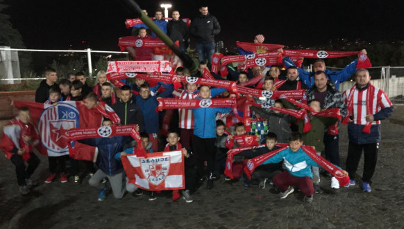 Deca iz Leposavića u Beogradu bodre Crvenu zvezdu Deca iz Leposavića u Beogradu bodre Crvenu zvezdu