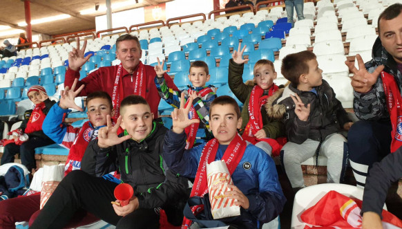 Deca iz Leposavića u Beogradu bodre Crvenu zvezdu Deca iz Leposavića u Beogradu bodre Crvenu zvezdu