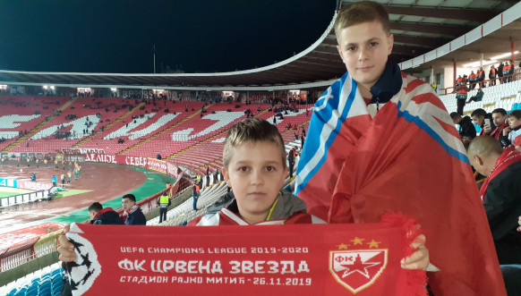 Deca iz Leposavića u Beogradu bodre Crvenu zvezdu Deca iz Leposavića u Beogradu bodre Crvenu zvezdu