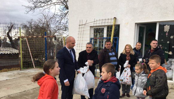 Slavko Simić uručuje poklon pakete za decu iz sela Suvo Grlo i Banje Slavko Simić uručuje poklon pakete za decu iz sela Suvo Grlo i Banje