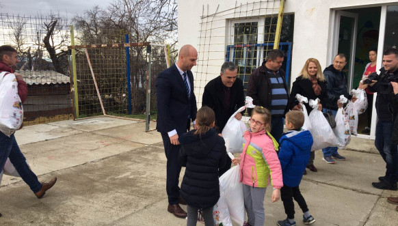 Slavko Simić uručuje poklon pakete za decu iz sela Suvo Grlo i Banje Slavko Simić uručuje poklon pakete za decu iz sela Suvo Grlo i Banje