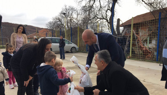 Slavko Simić uručuje poklon pakete za decu iz sela Suvo Grlo i Banje Slavko Simić uručuje poklon pakete za decu iz sela Suvo Grlo i Banje