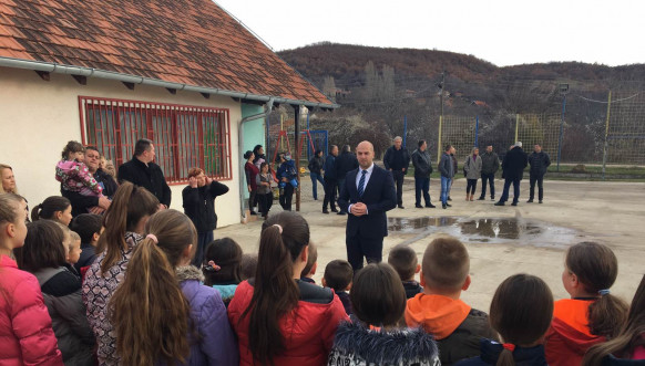 Slavko Simić načelnik Kosovsko-mitrovičkog okruga u selu Banje Slavko Simić načelnik Kosovsko-mitrovičkog okruga u selu Banje