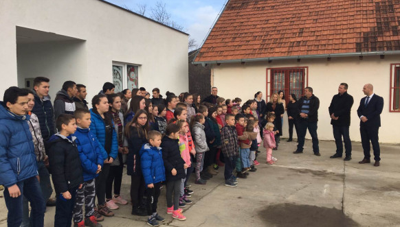 Deca iz sela Banje i Suvo Grlo Deca iz sela Banje i Suvo Grlo