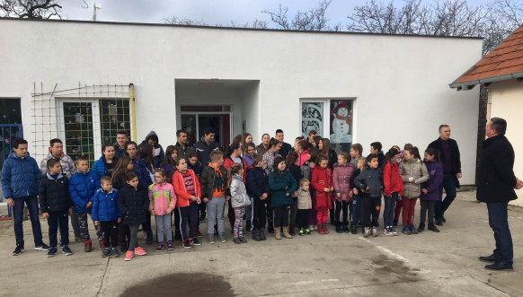 Deca iz sela Banje i Suvo Grlo Deca iz sela Banje i Suvo Grlo