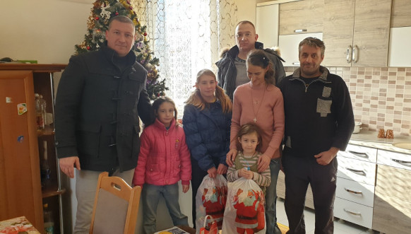 Štrpce, poseta predstavnika opštine porodicama u selu Vrbeštica Štrpce, poseta predstavnika opštine porodicama u selu Vrbeštica