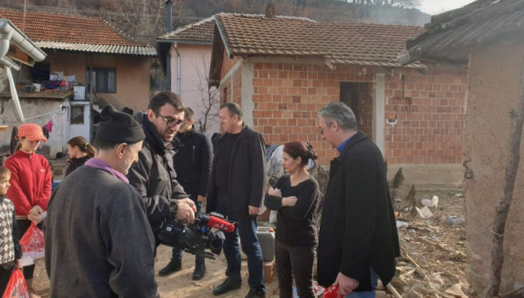 Predsednik Privremenog organa Opštine Kosovska Vitina posetio dvanaestočlanu porodicu u selu Binač Predsednik Privremenog organa Opštine Kosovska Vitina posetio dvanaestočlanu porodicu u selu Binač