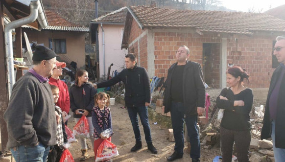 Predsednik Privremenog organa Opštine Kosovska Vitina posetio dvanaestočlanu porodicu u selu Binač Predsednik Privremenog organa Opštine Kosovska Vitina posetio dvanaestočlanu porodicu u selu Binač