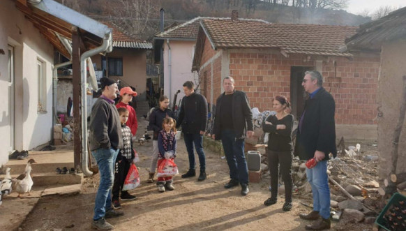 Predsednik Privremenog organa Opštine Kosovska Vitina posetio dvanaestočlanu porodicu u selu Binač Predsednik Privremenog organa Opštine Kosovska Vitina posetio dvanaestočlanu porodicu u selu Binač