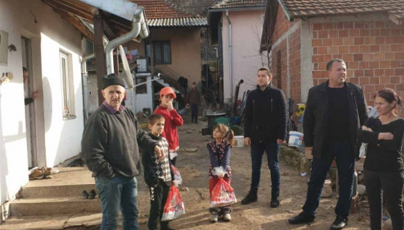 Predsednik Privremenog organa Opštine Kosovska Vitina posetio dvanaestočlanu porodicu u selu Binač Predsednik Privremenog organa Opštine Kosovska Vitina posetio dvanaestočlanu porodicu u selu Binač