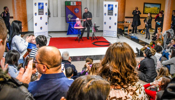 Kfor priredio predstavu "Magija balona" za decu Kfor priredio predstavu "Magija balona" za decu