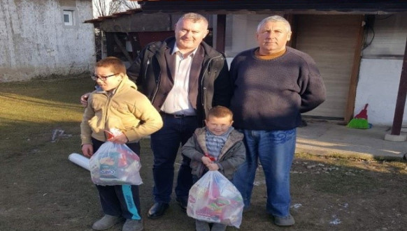 Srđan Petković posetio tri porodice iz Rabovca kojima je uručena pomoć