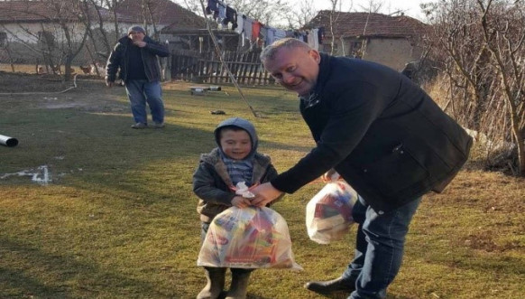 Srđan Petković posetio tri porodice iz Rabovca kojima je uručena pomoć