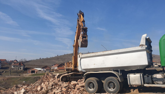 Cernica, rušenje kuće Jovici Menkoviću 