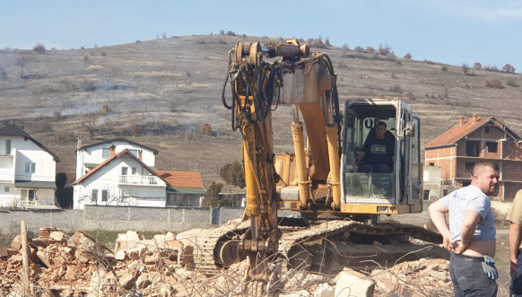 Cernica, rušenje kuće Jovici Menkoviću 