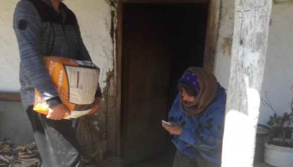 Klokot - Podela humanitarne pomoći u selu Mogila