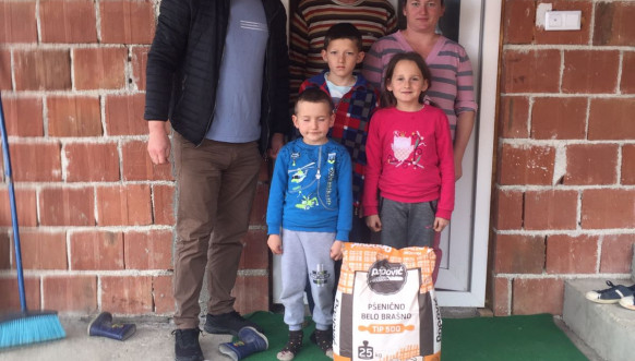 Distribucija brašna od anonimnog donatora iz KM najugroženijima Distribucija brašna od anonimnog donatora iz KM najugroženijima