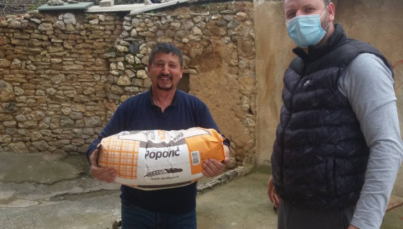 Distribucija brašna od anonimnog donatora iz KM najugroženijima Distribucija brašna od anonimnog donatora iz KM najugroženijima