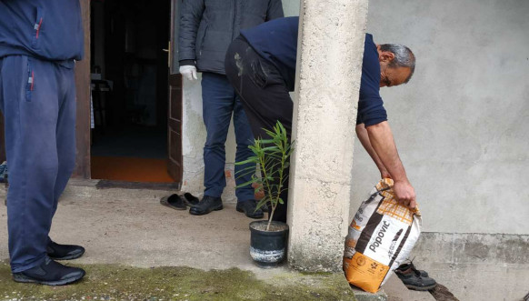 Distribucija brašna od anonimnog donatora iz KM najugroženijima Distribucija brašna od anonimnog donatora iz KM najugroženijima