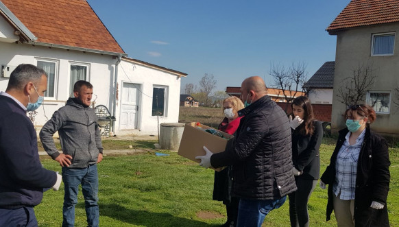 Klokot - podela humanitarnih paketa albanskoj zajednici