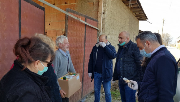 Klokot - podela humanitarnih paketa albanskoj zajednici