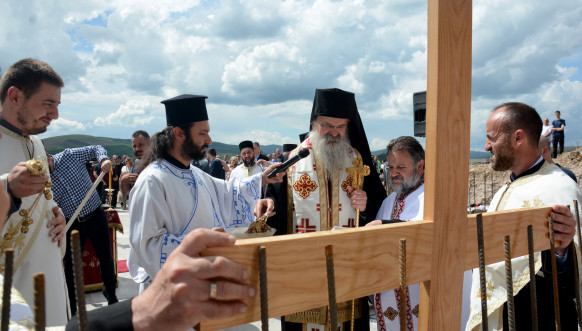 Osvećenje kamena temeljca za izgradnju hrama u naselju Sunčana dolina