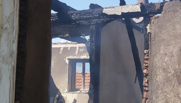 Orahovac, izgorela srpska kuća