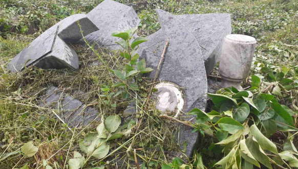 Letnje zadušnice na groblju u Južnoj Mitrovici Letnje zadušnice na groblju u Južnoj Mitrovici