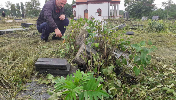 Letnje zadušnice na groblju u Južnoj Mitrovici Letnje zadušnice na groblju u Južnoj Mitrovici