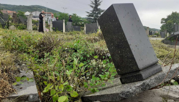 Letnje zadušnice na groblju u Južnoj Mitrovici Letnje zadušnice na groblju u Južnoj Mitrovici