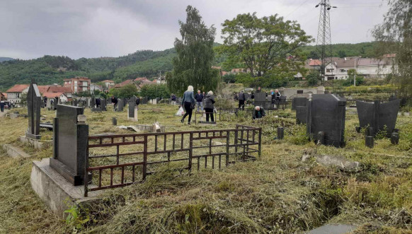 Letnje zadušnice na groblju u Južnoj Mitrovici Letnje zadušnice na groblju u Južnoj Mitrovici