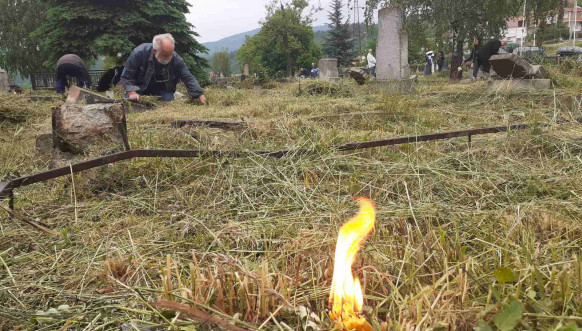 Letnje zadušnice na groblju u Južnoj Mitrovici Letnje zadušnice na groblju u Južnoj Mitrovici