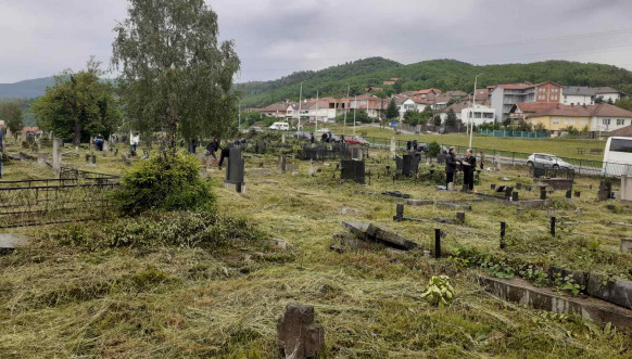 Letnje zadušnice na groblju u Južnoj Mitrovici Letnje zadušnice na groblju u Južnoj Mitrovici