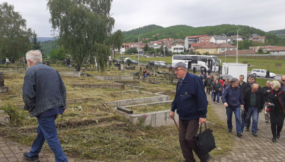 Letnje zadušnice na groblju u Južnoj Mitrovici Letnje zadušnice na groblju u Južnoj Mitrovici