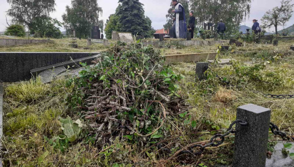 Letnje zadušnice na groblju u Južnoj Mitrovici Letnje zadušnice na groblju u Južnoj Mitrovici