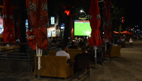 Utakmica CZ - FK Tirana - šetalište u KM.jpg