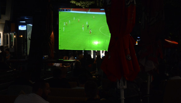 Utakmica CZ - FK Tirana - šetalište u KM1.jpg