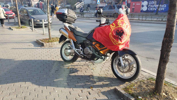 priština albanske zastave