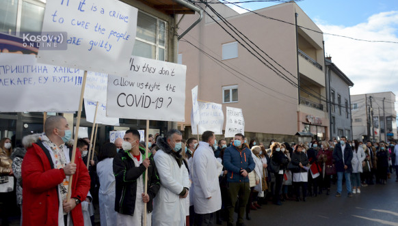 Protestna šetnja zdravstvenih radnika u Severnoj Mitrovici