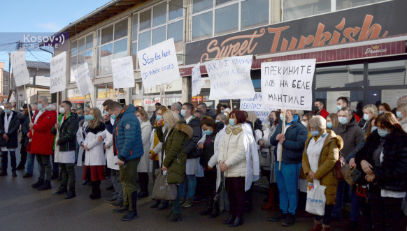 Protestna šetnja zdravstvenih radnika u Severnoj Mitrovici